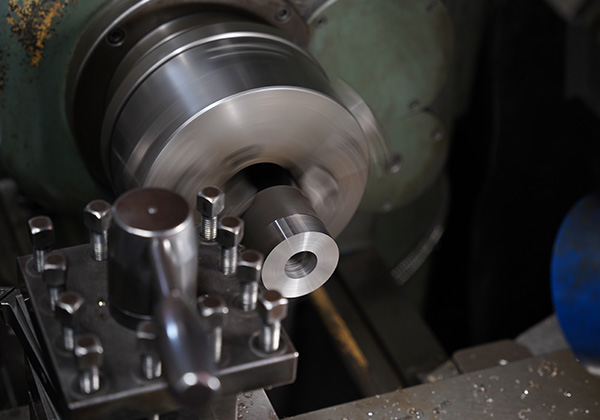 機械設備の充実を図り、切削加工から研削加工まで社内で一貫生産しています。